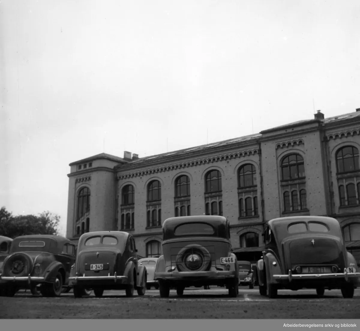 Tullinløkka, parkeringsplassen. Mai 1948