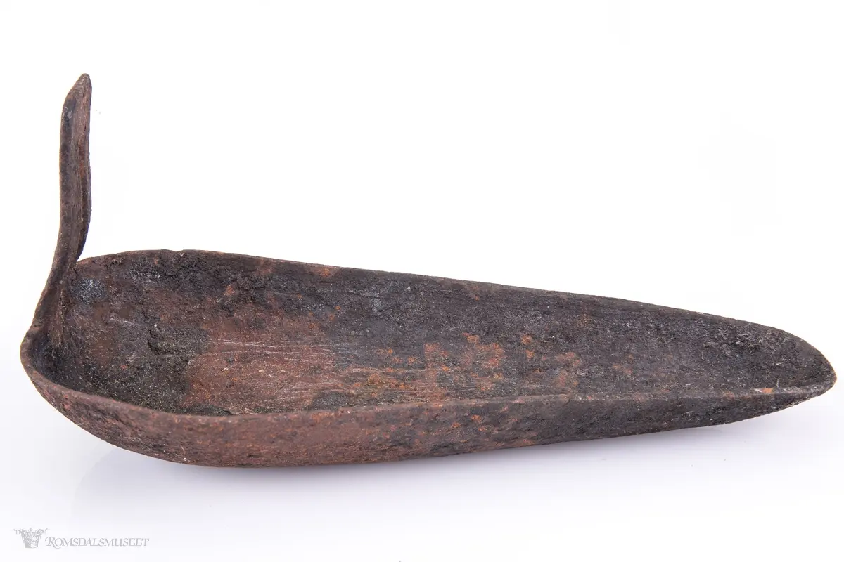 Avrundet trekantet skål med hempe for opphengskrok.