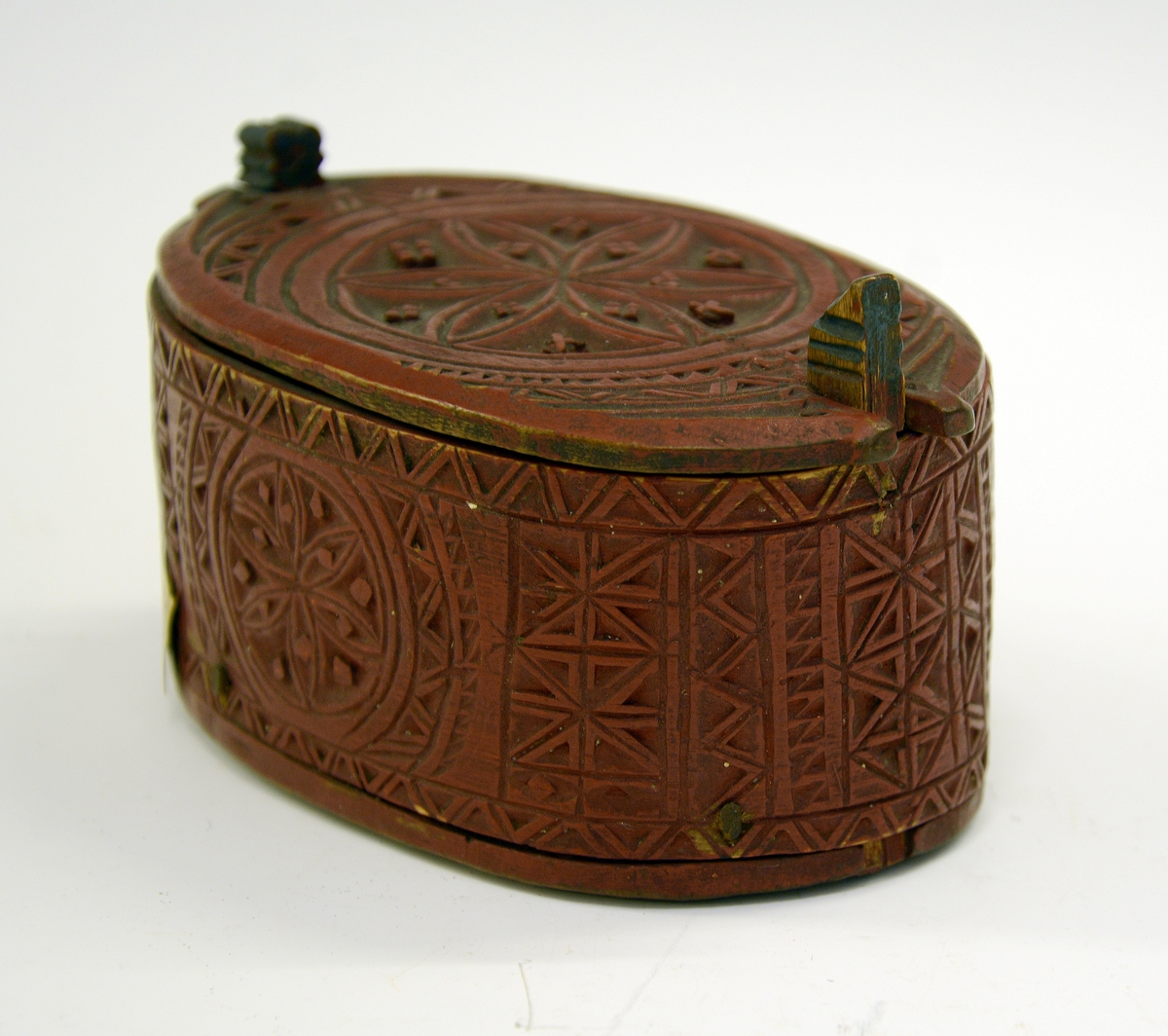 Tine av tre. Fra protokollen: Søljetine i kerbsnit med sølje. (TGM-SM.4372.A)  Tinen med 6-bladrose på laak og side, samt border. Rødmalt. Under bunden skaaret: Tn og A.