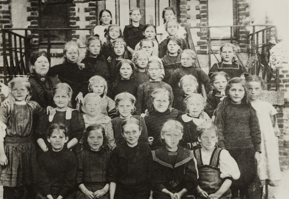 Klassebilde 3. klasse jenter Breidablik skole 1913.