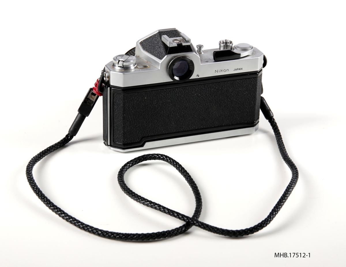 Fotoapparat Nikkormat med  Nikon ( Nikkor 50mm) linse i boks.