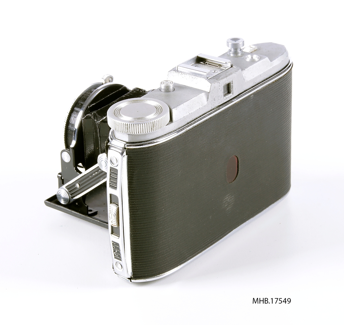 Folde fotoapparat Agfa Jsolette (120 mm filmrull) med etui. Agfa Apotar 8,5 cm f/4.5 linse, avstandsinnstilling på objektivet 1-10m +inf, Compur-Rapid lukker 1-1/500 sek og B. Produksjonssted Tyskland.