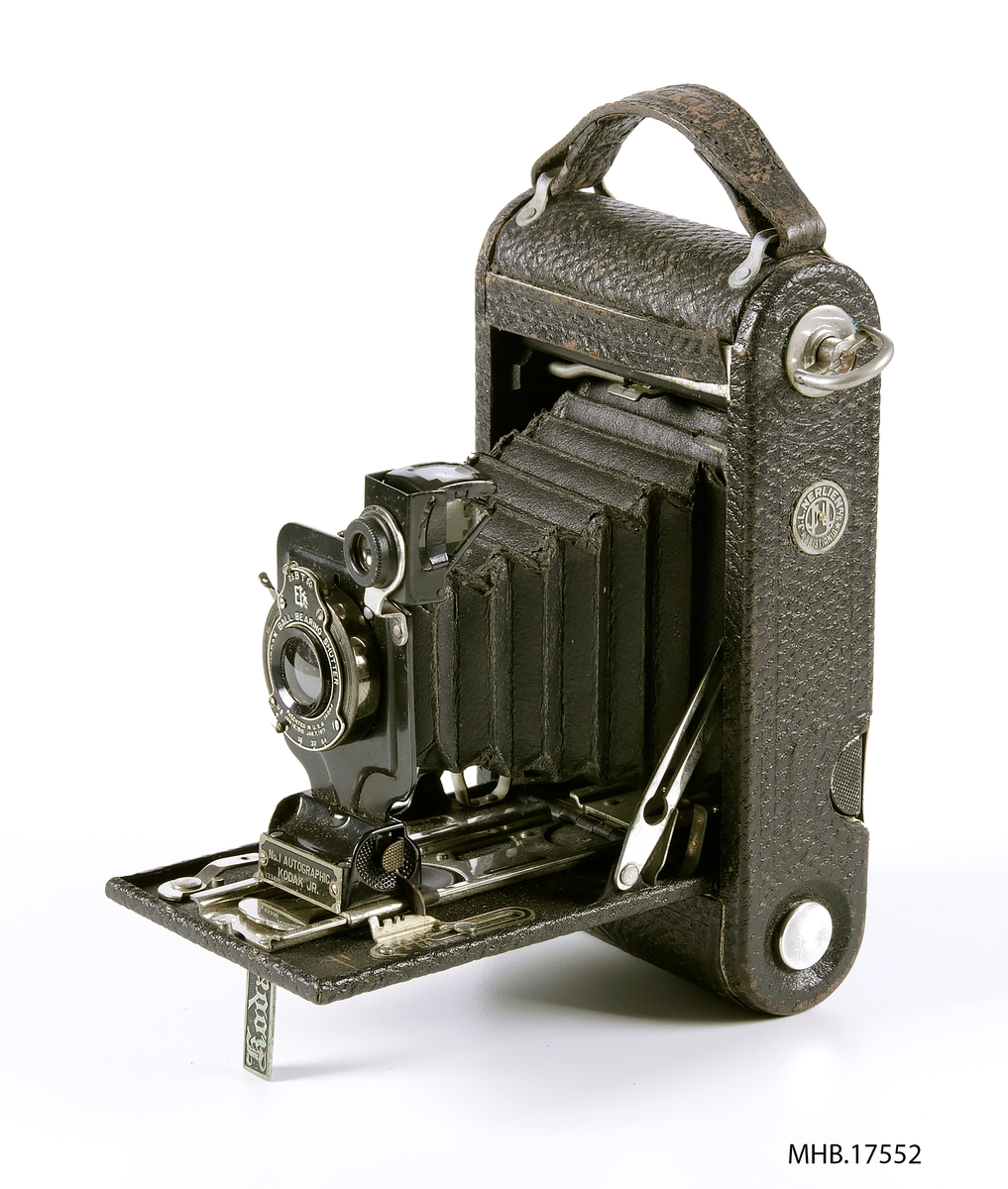 Folde fotoapparat No.1 Autographic Kodak Jr. Model A(Autographic Film No. A-120). Bausch & Lomb Rapid Rectilinear linse, avstandsinnstilling på US stops: 4 - 64 (equal to f/8-f/32); Kodak Ball Bearing Shutter 1/25, 1/50, +B & T. Kamera Serial No. 346741, produksjonssted  Eastman Kodak Co., Rochester, N.Y., USA.
