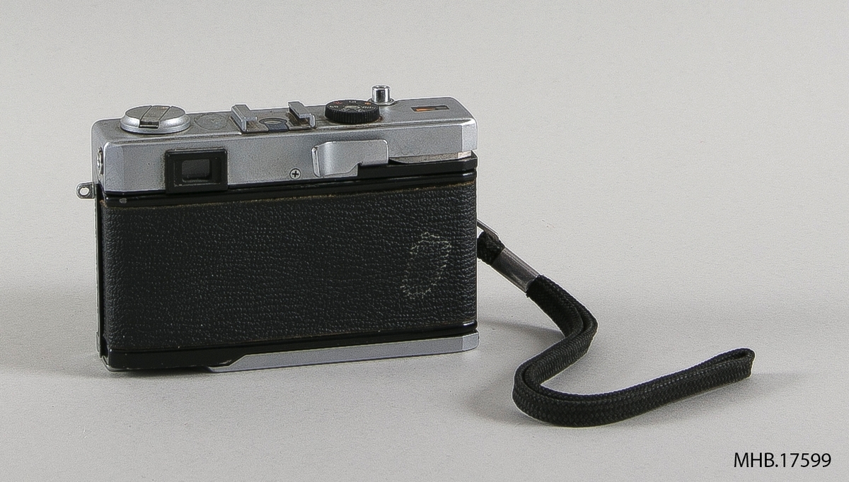 Kamera Olympus 35 RC. Serie nr.504186, ( filmrull: 35mm), E.Zuiko f 2.8 / 42mm linse og Olympus, 1/500, 1/250, 1/125, 1/60, 1/30, 1/15 and B lukker.
Produksjonssted: Japan.