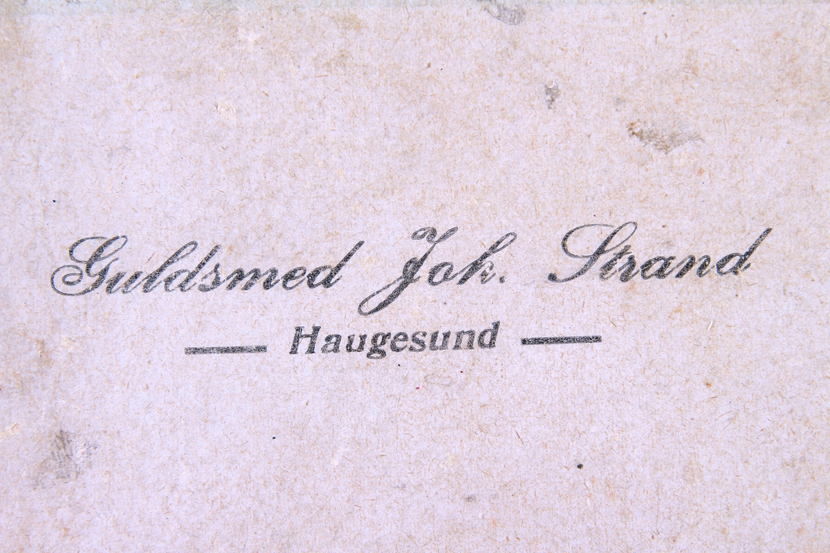 Eske med lokk. Brukt til oppbevaring av 14 forskjellige små smykkegjenstander.