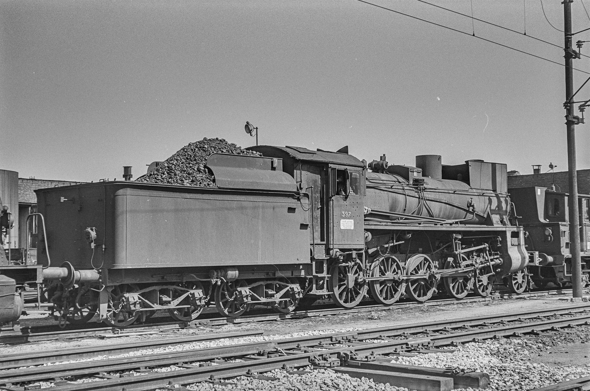 Utrangert damplokomotiv type 26c nr. 397 ved lokomotivstallen på Hamar stasjon. .