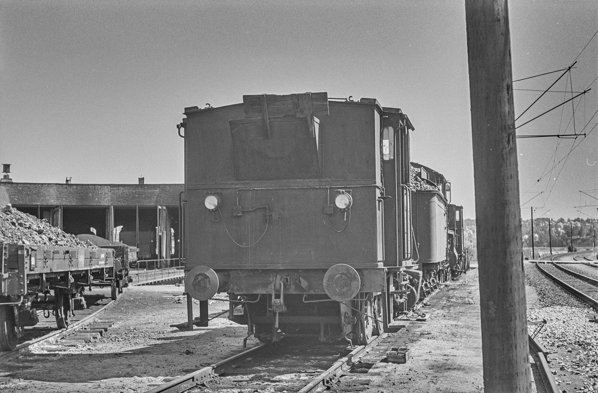 Hensatt damplokomotiv type 25e nr. 487 ved lokomotivstallen på Hamar stasjon.