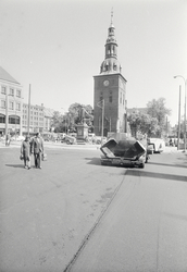Stortorget gjøres klart for blomsterhandel igjen. Mai 1974