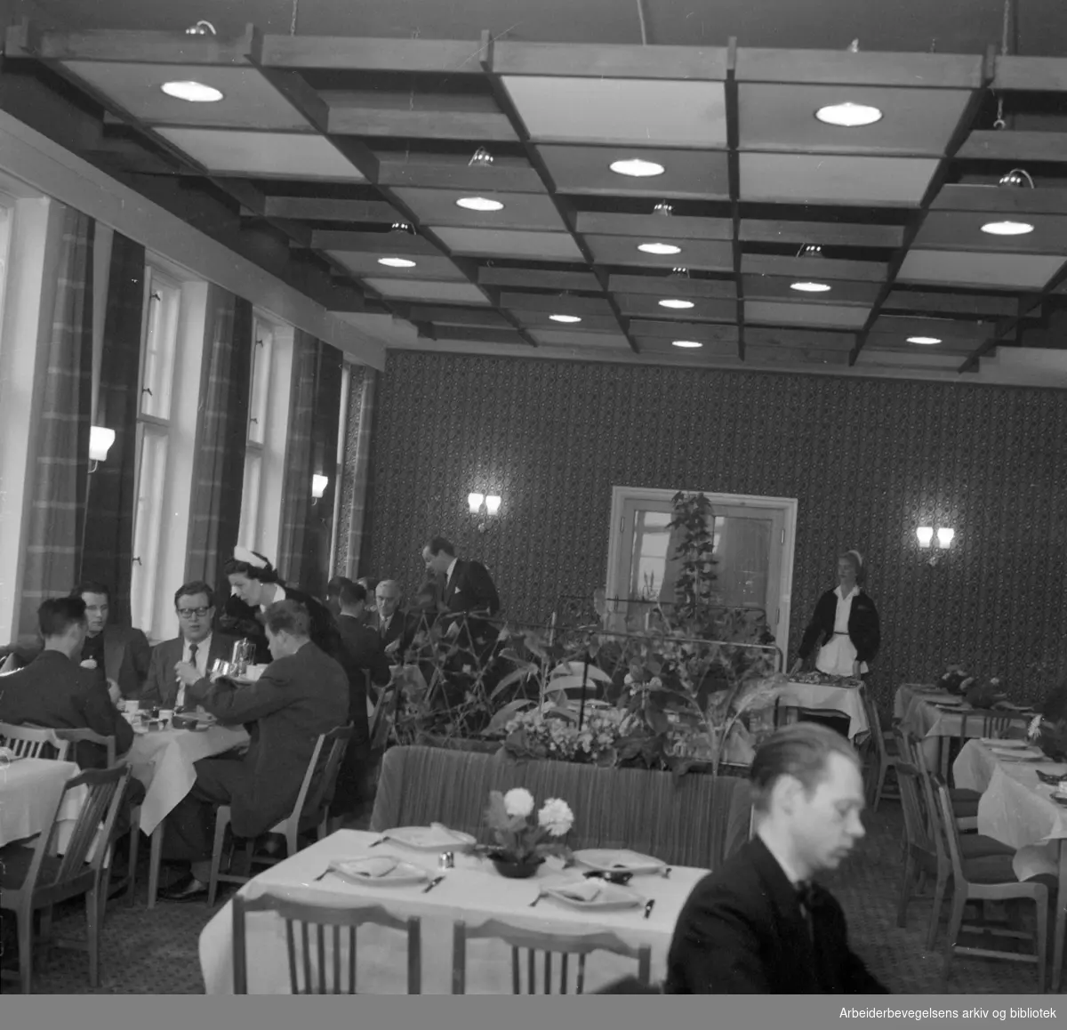 Stratos. Restaurant "Glohane" Juni 1957