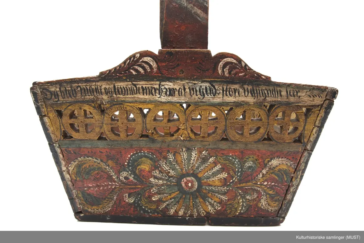 Firkantet kurv i tre med håndtak og dekorasjon.