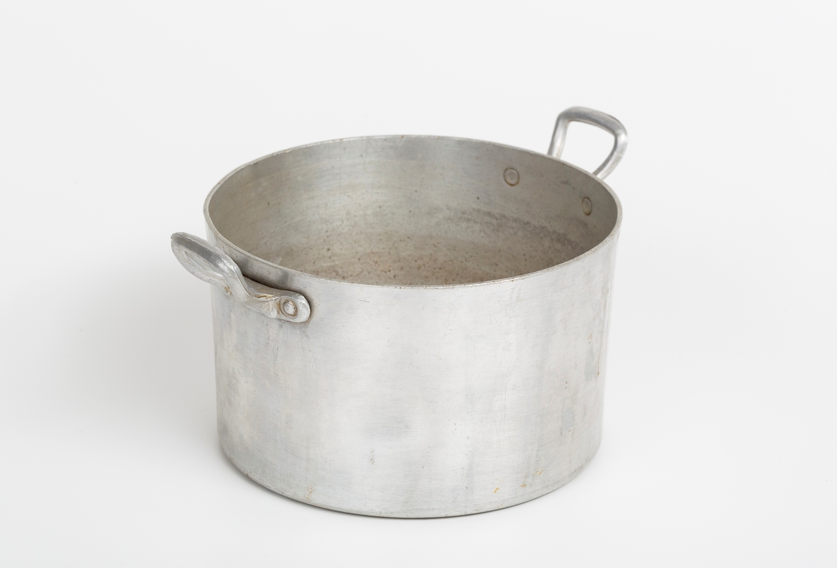 Aluminiumskjele med hanker, uten lokk.