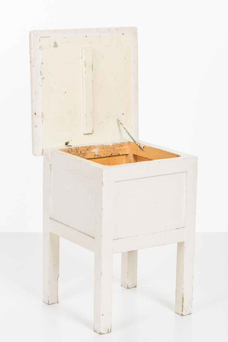 Hvitmalt krakk med oppbevaringsrom. Åpnes fra oversiden.