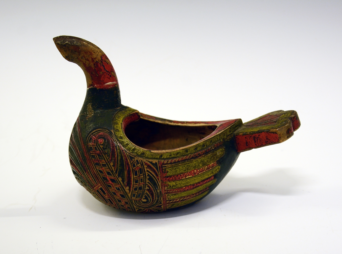 Ølhøne, mangler hode. Fra protokollen: Ølhøne (eiskildskop), fint utskaaret med vifteformete ornamenter.