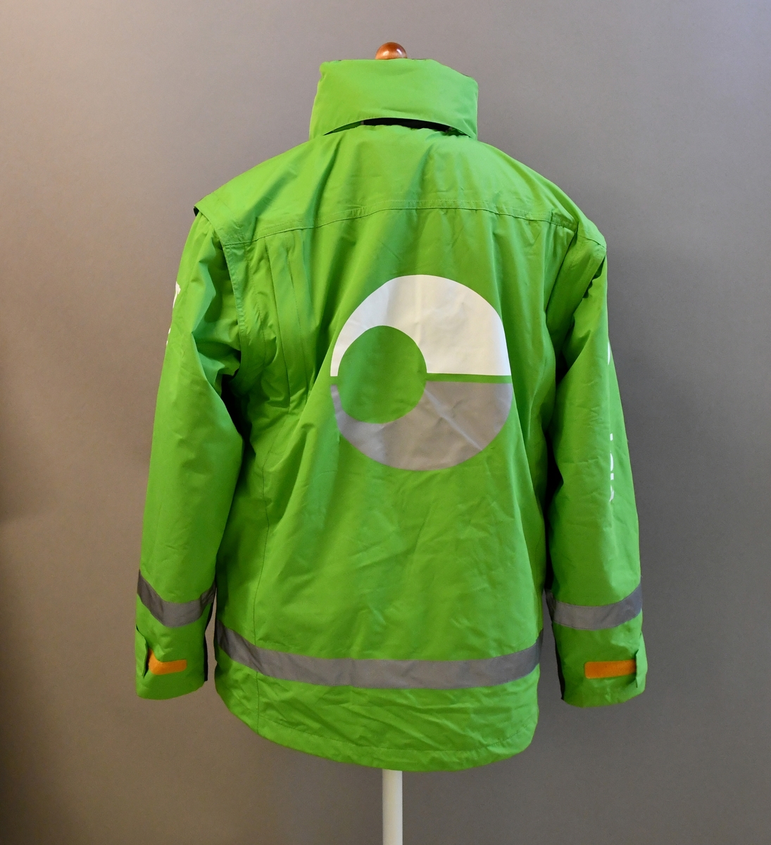 Grønn uniformsjakke med tekst og Bringemblem. Med hette og avtagbart for. Med 4 lommer og mobillomme. Refleksbånd i livet og på ermene.

Størrelse S
