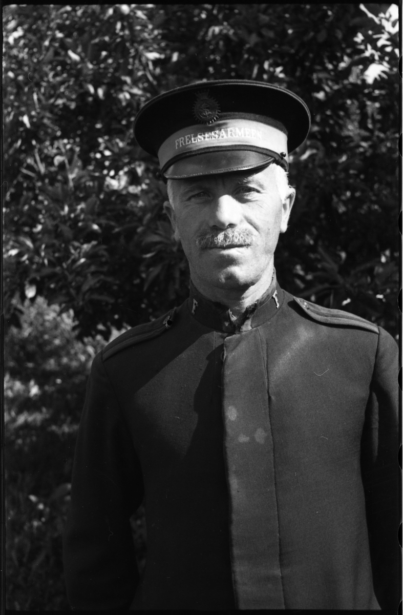 Portrett av en uidentifisert mann iført Frelsesarmeens uniform.