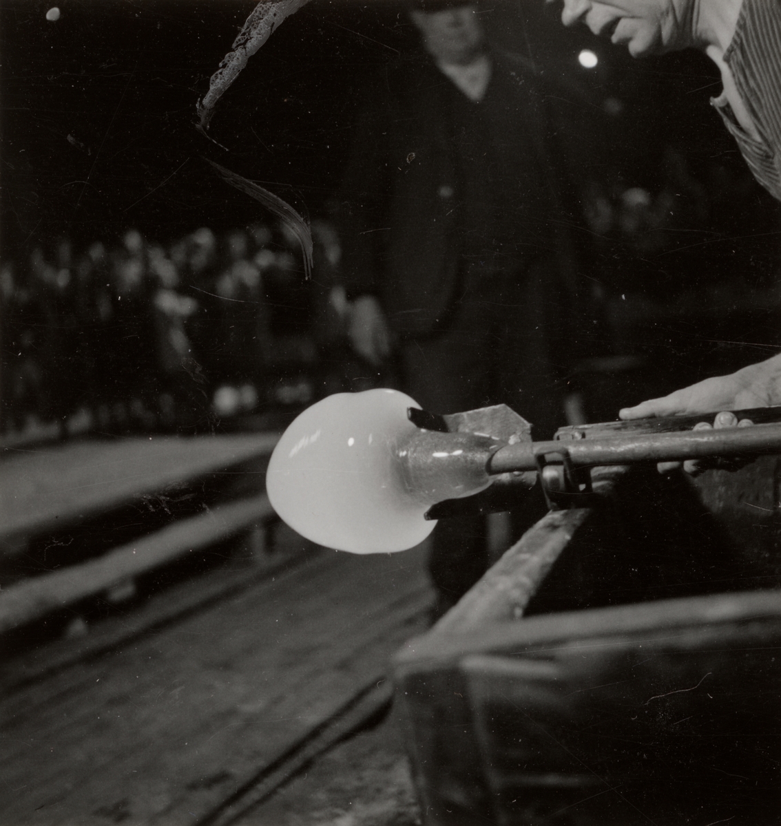 Gullaskrufs Glasbruk, Småland.
Fönsterglasblåsning i samband med filmning den 12 juni 1941. Nedläggning i välsklump.