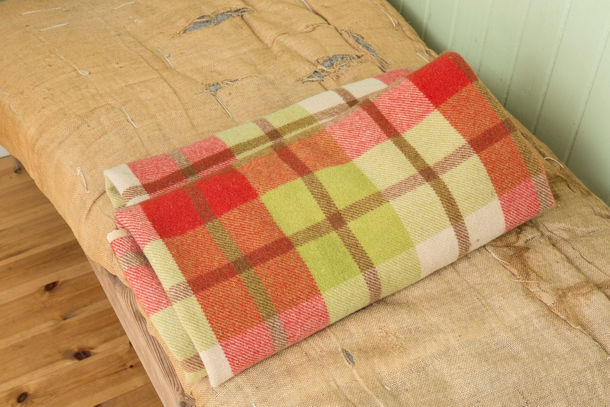 Sengeramme med sangegavler bestående av staver. Ubehandlet tre. Avstivere i metall. Nettingbunn.