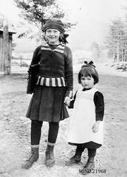 Portrett av to unge jenter