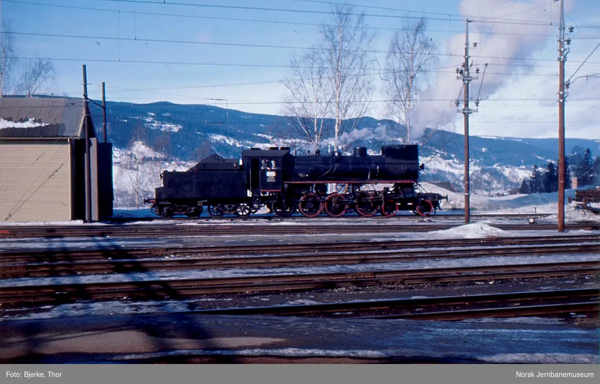 Damplokomotiv type 26a nr. 216 kjører inn i lokomotivstallen på Lillehammer stasjon etter ankomst med godstog 5283 og før retur i godstog 5284