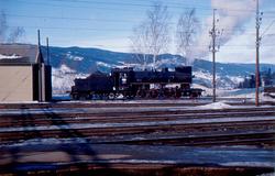 Damplokomotiv type 26a nr. 216 kjører inn i lokomotivstallen