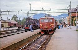 Lillehammer stasjon med El 13 2130 i hurtigtog og damplokomo
