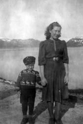 Gutt og ung kvinne. Fjord i bakgrunnen.