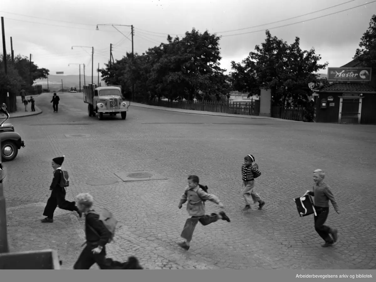 Sinsen, bebyggelsen..Farlig overgang ved Sinsenkrysset.September 1952