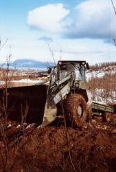 Hjullaster fra Forsvaret arbeider på tomta til Landsåshallen