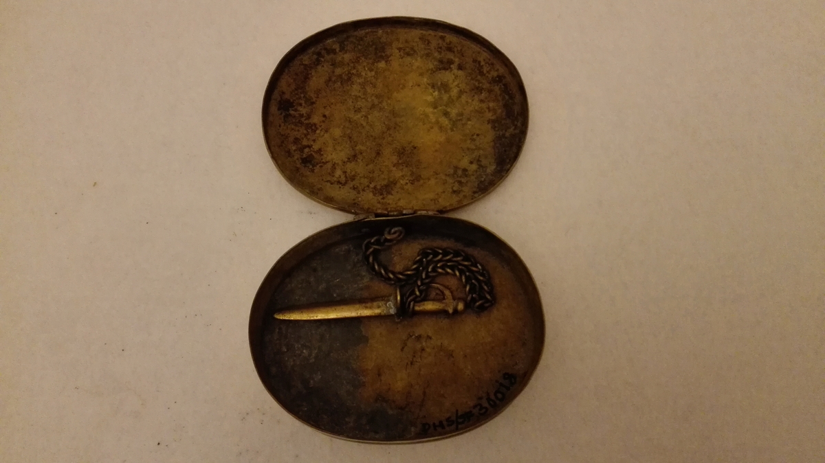 Ovale medaljongar med ulike stiliserte