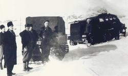 Snowmobil E-15822 og weasel med reg. nr. E-15820 klare for a