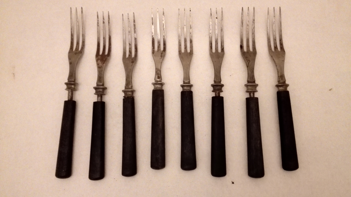 Form: Kraftige smale gaflar m. 3 tindar.