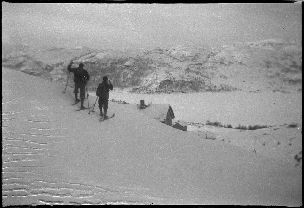 Per og Alf Årseth, Børre Børresen og Sigurd Hamre i tillegg til fotografen på skitur i nærheten av Fjellberg i Suldal. Det er bilder fra ulike sel, ei bu de overnattet i og fra fjellet.