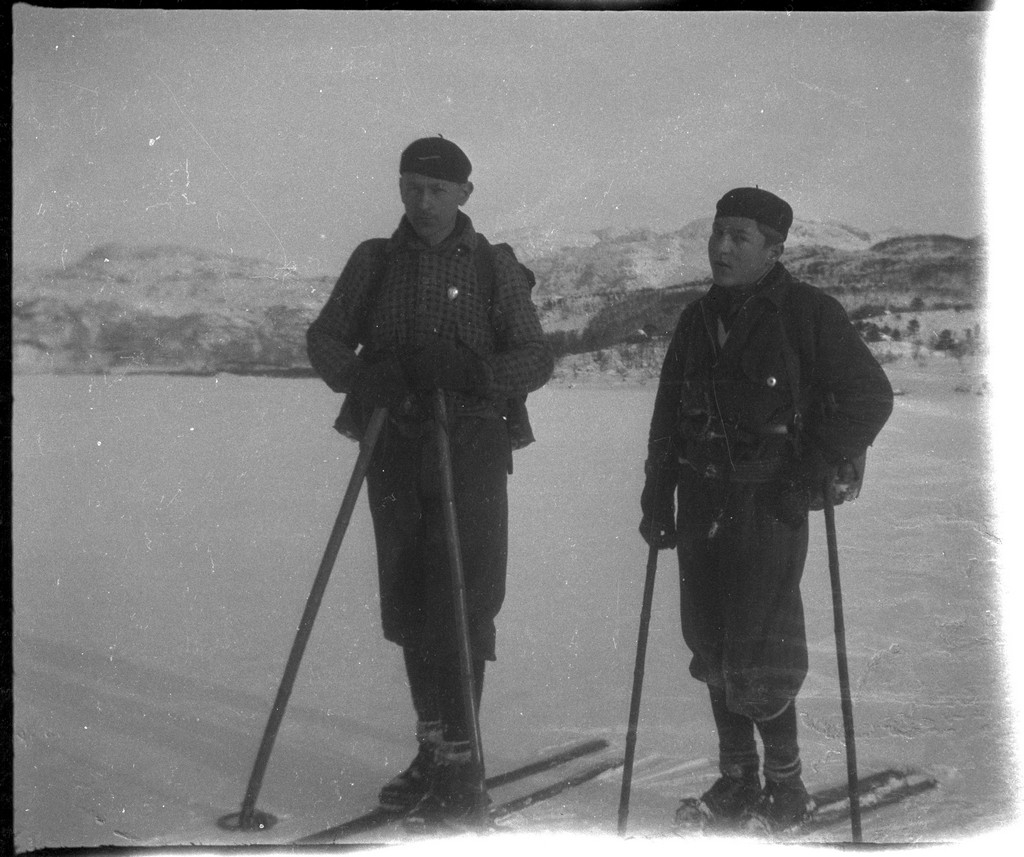 Per og Alf Årseth, Børre Børresen og Sigurd Hamre i tillegg til fotografen på skitur i nærheten av Fjellberg i Suldal. Det er bilder fra ulike sel, ei bu de overnattet i og fra fjellet.