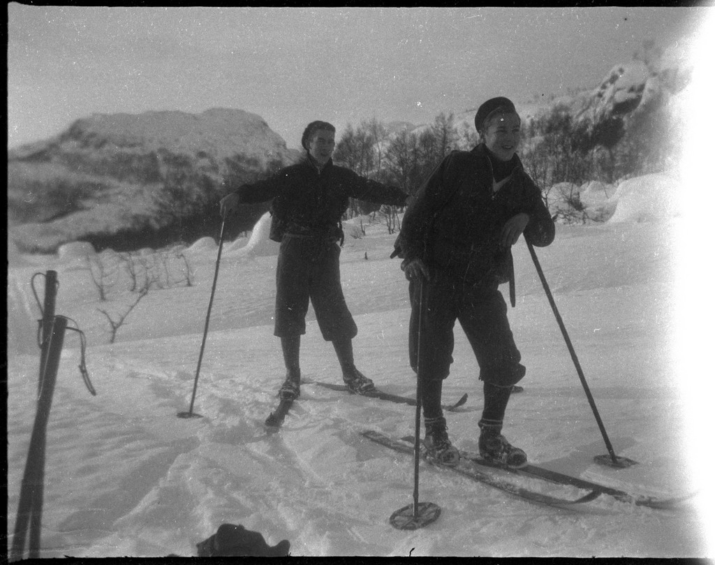 Per og Alf Årseth, Børre Børresen og Sigurd Hamre i tillegg til fotografen på skitur i nærheten av Fjellberg i Suldal. Det er bilder fra ulike sel, ei bu de overnattet i og fra fjellet.