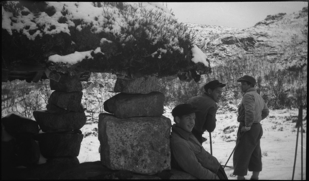 Lindtner, Oscar Johnsen, Malde, Håvarstein  og Øystein Middelthon på skitur fra Brekka og inn i Madlandshei. Det er bilder fra skigåing og pauser.