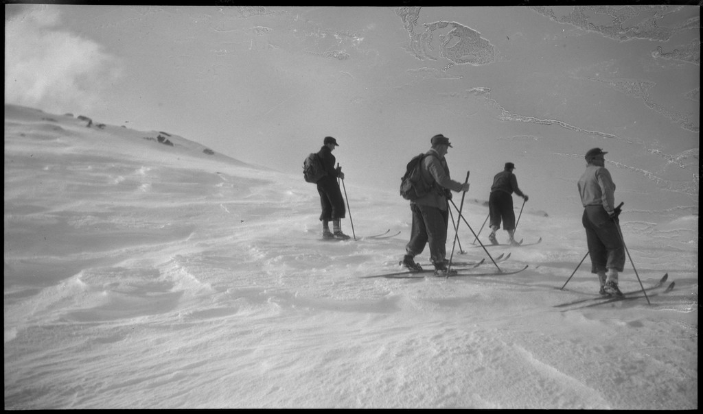 Lindtner, Oscar Johnsen, Malde, Håvarstein  og Øystein Middelthon på skitur fra Brekka og inn i Madlandshei. Det er bilder fra skigåing og pauser.