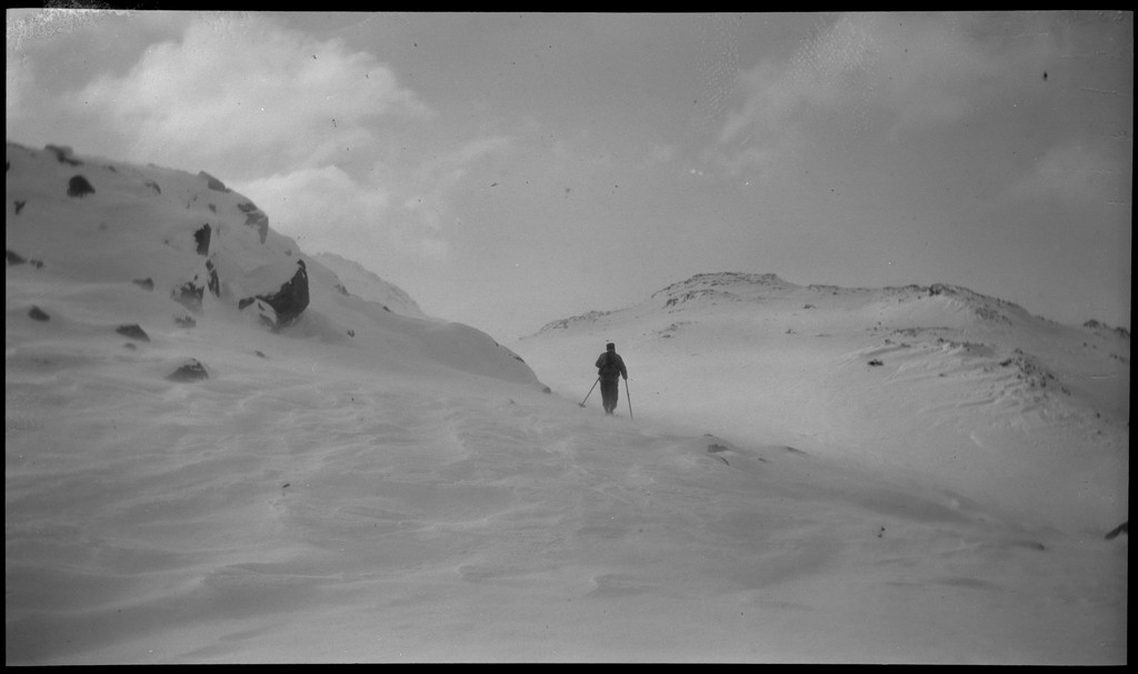 Lindtner, Oscar Johnsen, Malde, Håvarstein  og Øystein Middelthon på skitur fra Brekka og inn i Madlandshei. Det er bilder fra skigåing og pauser.