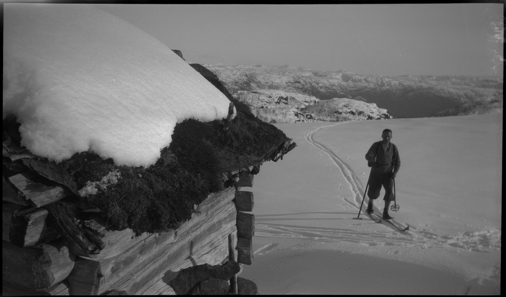 Lindtner, Oscar Johnsen, Malde, Håvarstein og Jan på skitur fra Fjellberg i Suldal. Bilde nr. 3, 4, 6 og 7 er fra båten de har tatt inover. Båten har møtt passasjerbåten "M/S Saudafjord" midt på fjorden og utvekslet varer og folk. Det er også bilder fra et lite gårdsbruk, antageligvis Fjellberg i Suldal og fra skituren. På noen av bildene er det også noen unge kvinner med. På bilde nr. 11 er Finn Johannessen med.