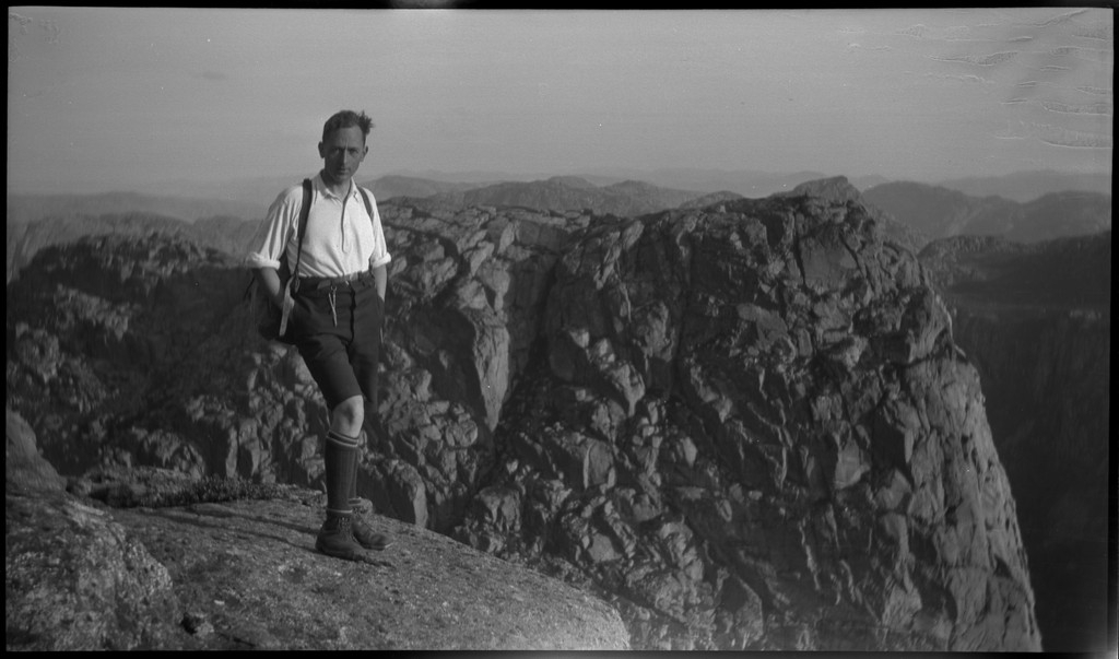 En gjeng unge menn på fjelltur til fjellene i Småsildalen i Strand. Det er bilder av spektakulære fjellformasjoner og en samlet vennegjeng.