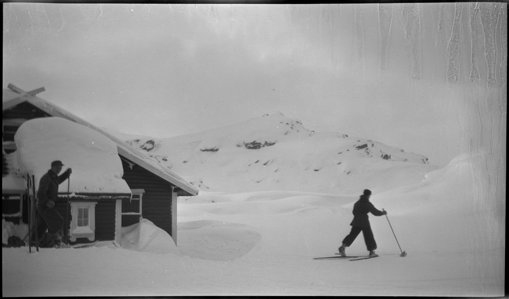 En vennegjeng på skitur i Suldal i vekslende vær. De er innom flere støler og overnattingshytter, bl.a. turistforeningshytta i Stranddalen. Noen ganger er klærne deres hvite av snø. Det er mye snø i fjellet og de må grave seg inn til hyttene. I den ene hytta lytter de til radio og studerer et gevær. Bilde nr. 6 viser en som smører skiene sine.
