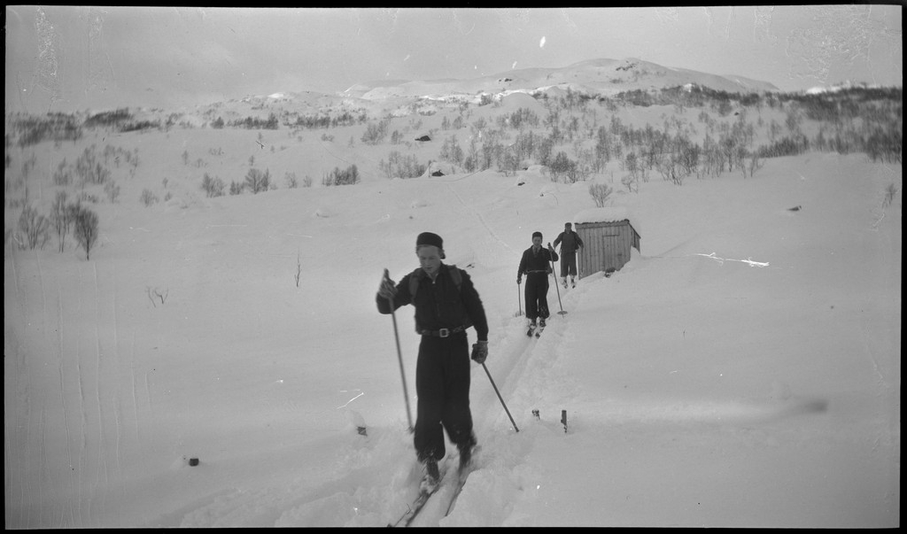 En vennegjeng på skitur i Suldal i vekslende vær. De er innom flere støler og overnattingshytter, bl.a. turistforeningshytta i Stranddalen. Noen ganger er klærne deres hvite av snø. Det er mye snø i fjellet og de må grave seg inn til hyttene. I den ene hytta lytter de til radio og studerer et gevær. Bilde nr. 6 viser en som smører skiene sine.
