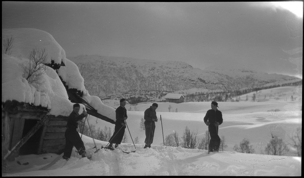 En vennegjeng på skitur i Suldal i vekslende vær. De er innom flere støler og overnattingshytter, bl.a. turistforeningshytta i Stranddalen. Noen ganger er klærne deres hvite av snø. Det er mye snø i fjellet og de må grave seg inn til hyttene. I den ene hytta lytter de til radio og studerer et gevær. Bilde nr. 6 viser en som smører skiene sine.