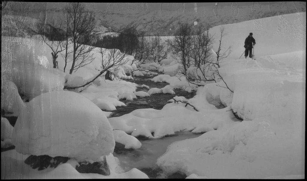 En vennegjeng på skitur i Suldal i vekslende vær. De er innom flere støler og overnattingshytter, bl.a. turistforeningshytta i Stranddalen. Noen ganger er klærne deres hvite av snø. Det er mye snø i fjellet og de må grave seg inn til hyttene. I den ene hytta lytter de til radio og studerer et gevær. Bilde nr. 6 viser en som smører skiene sine.