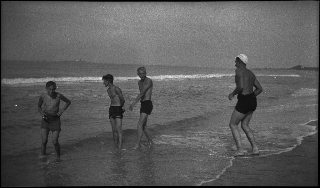 Harald Bergsaker, Sigurd Schwebs, Halvorsen, Thaule, og Tor Johannessen bader i bølgene og hviler i sanddynene på Selestranda.