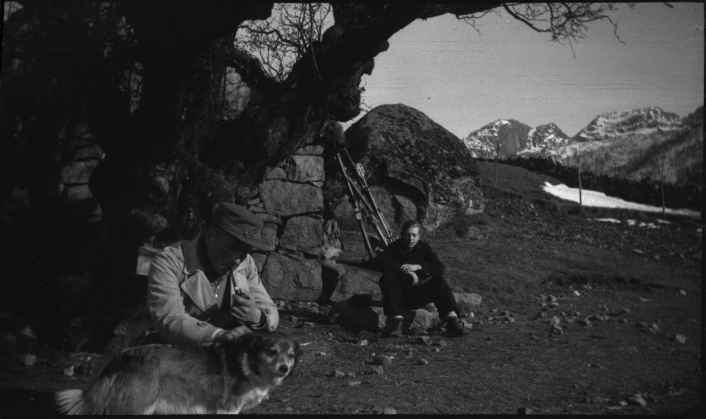 Finn Johannessen, Lindtner og Arne Johannessen ved en gård, og ved noen berg før eller etter en skitur ved Oaland i Forsand kommune. Det er også bilder av Lindtner og Arne Johannessen som bærer skiene på ryggen nedover en bakke.