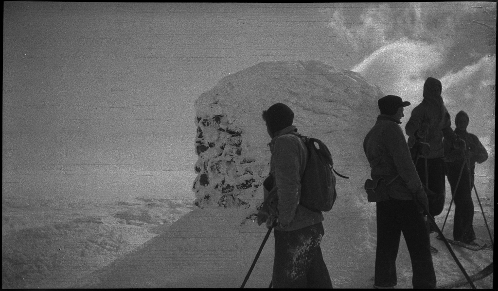 Fire unge menn på skitur påsken 1936. De har laget en bil av snø med bobleform (kanskje inspirert av Porsche Typ 1 fra 1935). Det er også bilder fra flere fjelltopper, fra skigåing og fra ei turisthytte.