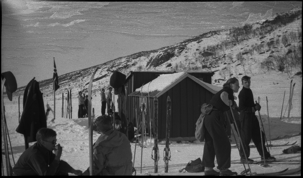 En stor gjeng med unge menn og kvinner på skitur i Lyseheiene og Ryfylkeheiene. Lindtner er til høyre på bilde nr. 2 og til venstre på bilde nr. 7. De reiser med et dampskip som ser ut til å hete "Lysefjord".