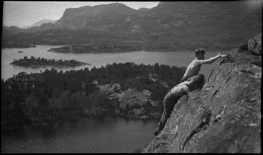 Arne Rasmussen og Korsvold på tur mellom Høle ved Høgsfjorden og Dansen, i innlandet vest for Høle. Det er bilder fra bading, klatring, kyr, landskap og bygder.