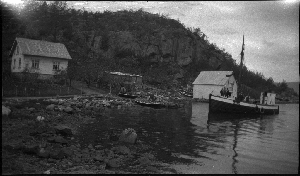 Tre gutter/unge menn på tur på Halsnøy og Finnøy. Det er bilder fra at transporten med ei skøyte og fra små fjellturer. Det ligger mange små dampskip langs havna på bilde nr. 4.