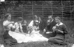 Gruppebilete, ukjende kvinner, born og ein mann